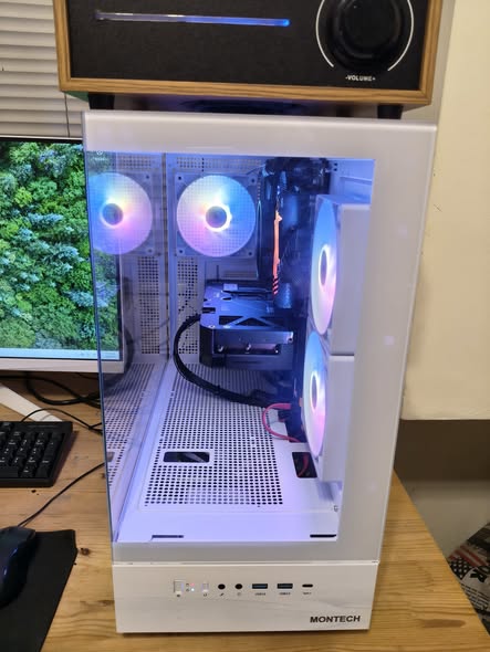 darkFlash MOTI mini 白色全景機殼正面 RGB 實機照